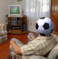 Mundial de fútbol, fanático viendo la televisión